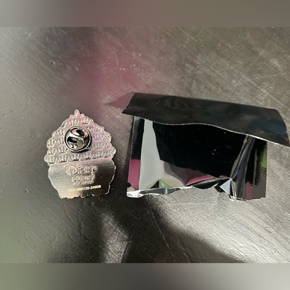 Loungefly Disney Princess Tiana Cameo Porcelain Portraits pin - Picture 3 of 7